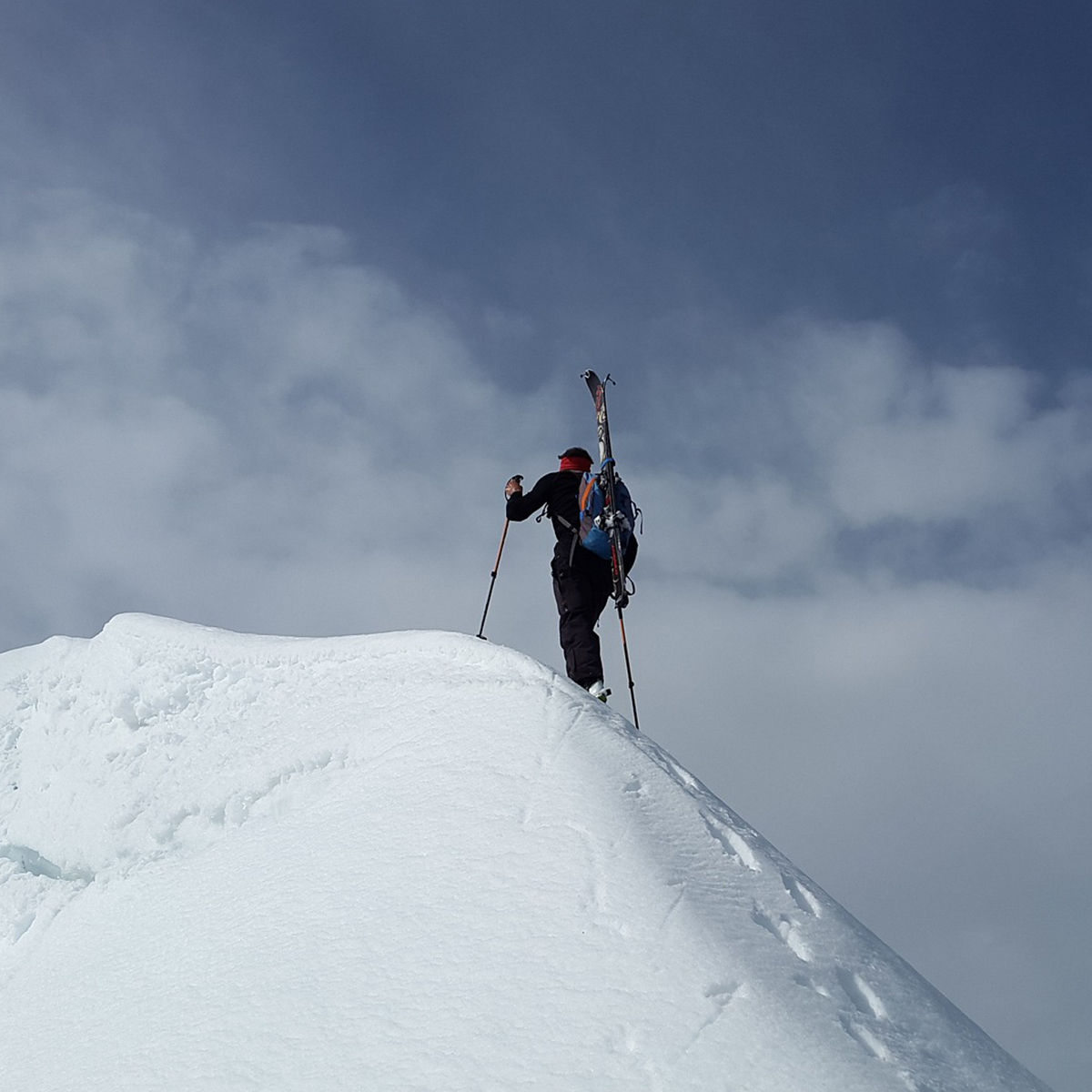 Un escursionista arriva in vetta alla montagna