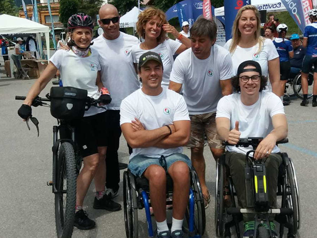 Foto di gruppo dopo la staffetta con il campione paralimpico De Silvestro